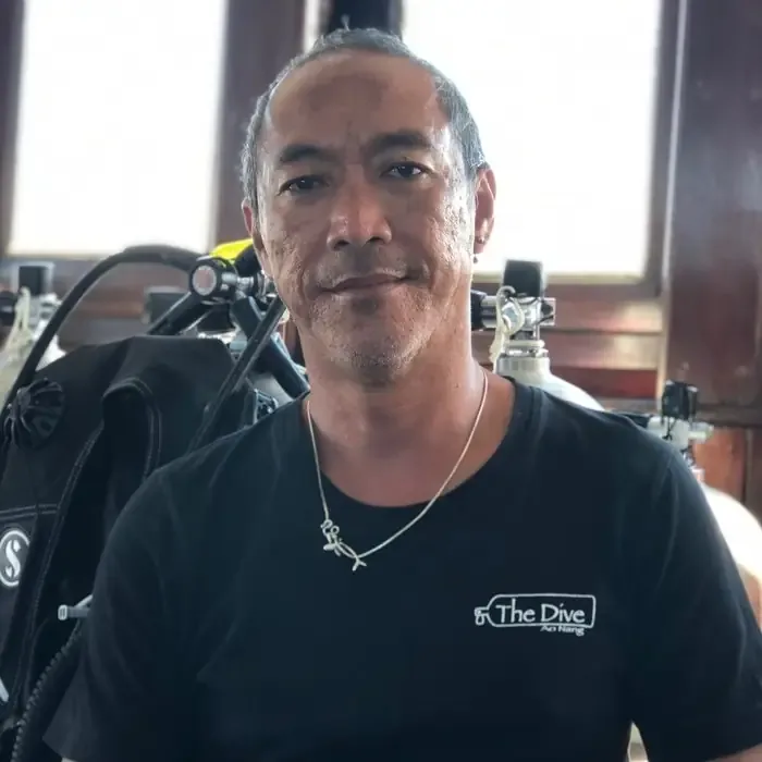 Portrait d'un homme souriant avec équipement de plongée en arrière-plan