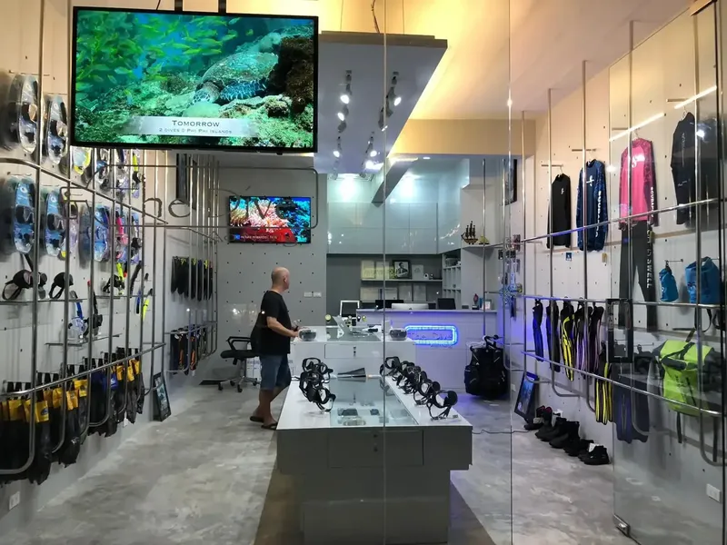 Intérieur d'un centre de plongée avec matériel et un client