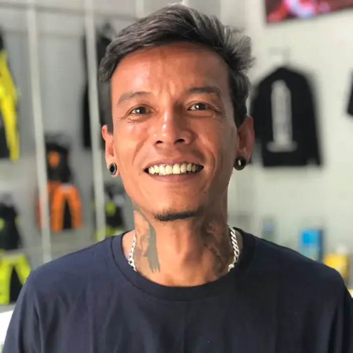 Portrait d'un homme souriant avec des tatouages et des piercings