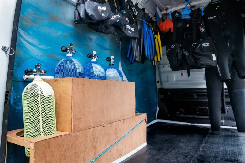 Bouteilles de plongée et équipements dans un espace de stockage organisé
