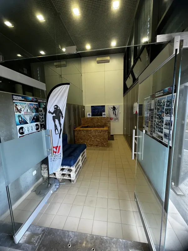Intérieur d'un centre de plongée avec des affiches et du mobilier