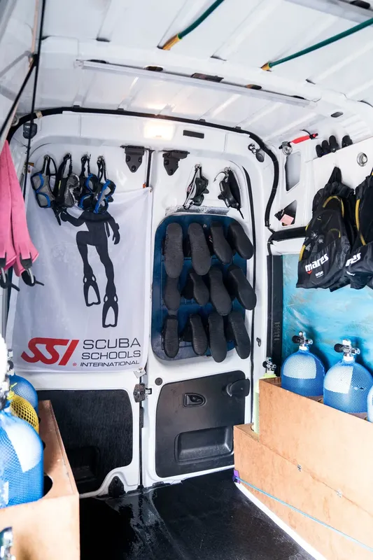 Interieur d'un fourgon de plongee avec equipement et logo SSI