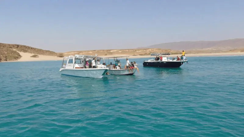 Deux bateaux de plongée en mer avec des passagers à bord