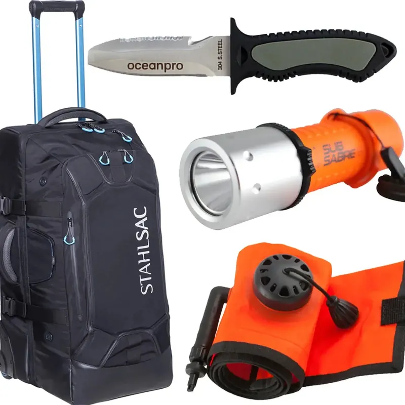 Sac de plongée, couteau, lampe torche et détendeur orange sur fond blanc