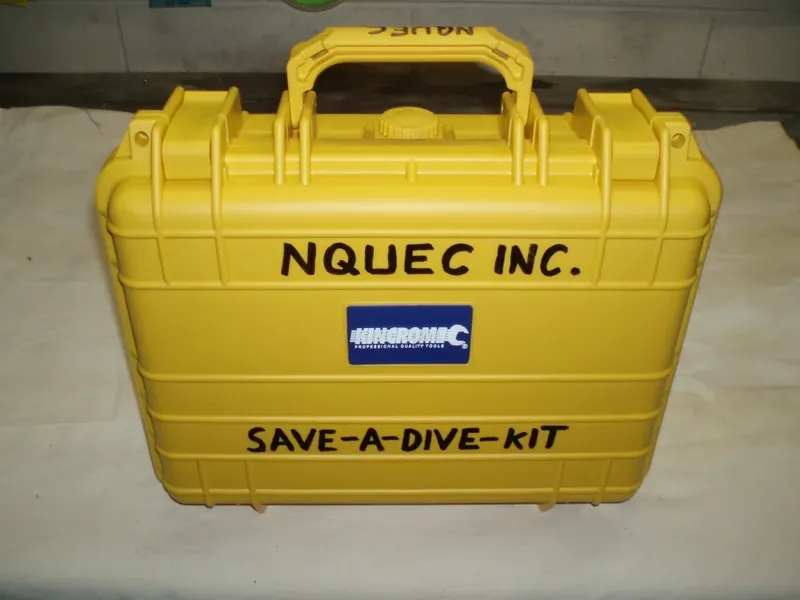 Boîtier jaune étanche avec logo et inscription 'Save-A-Dive-Kit'