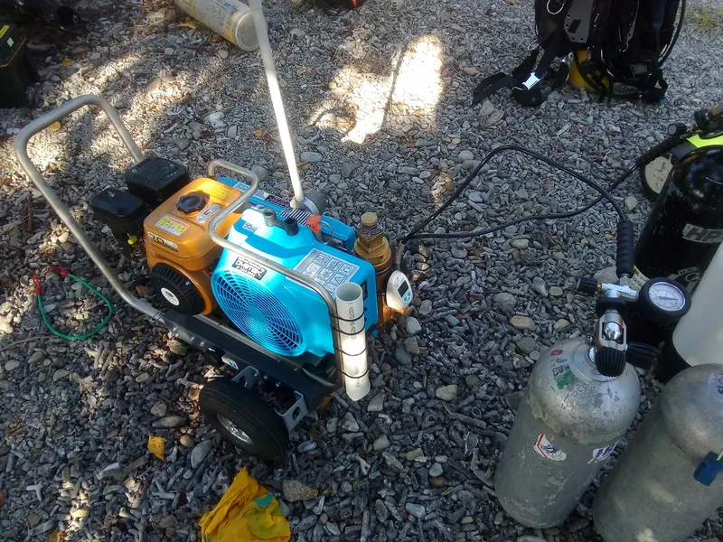 Compresseur de plongée bleu et orange avec des bouteilles d'air