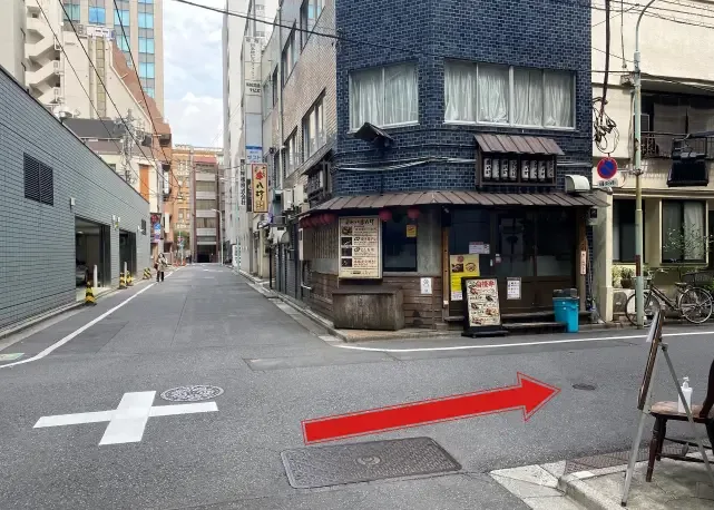 Rue urbaine avec bâtiments, devanture de commerce et signalisation routière