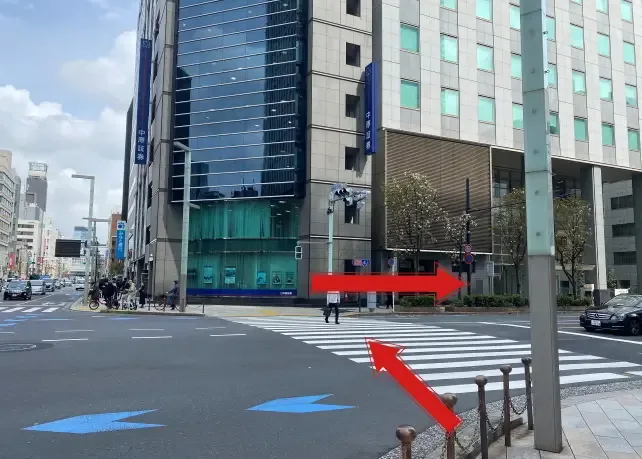 Rue urbaine avec passage piéton et flèches directionnelles rouges et bleues