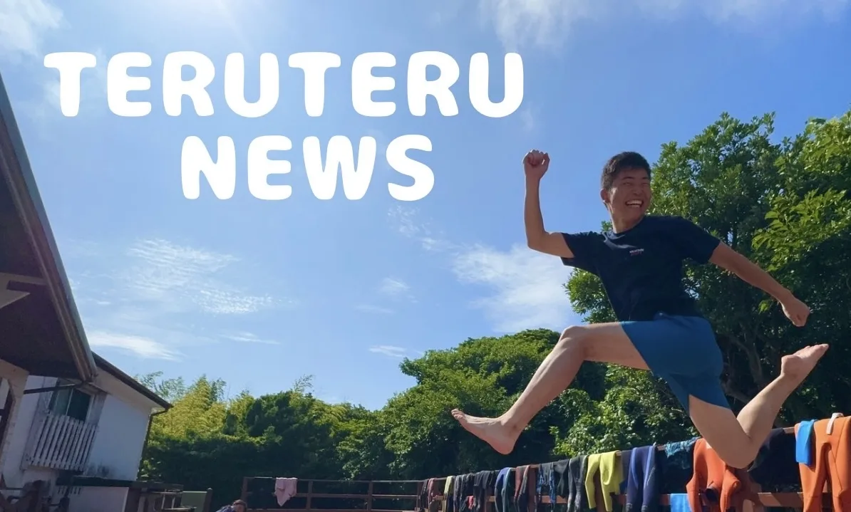 Un homme saute en l'air avec un grand sourire sous un ciel bleu