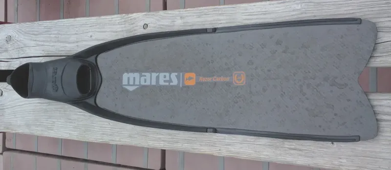 Palme de plongée Mares Razor Carbon, vue de dessus sur bois