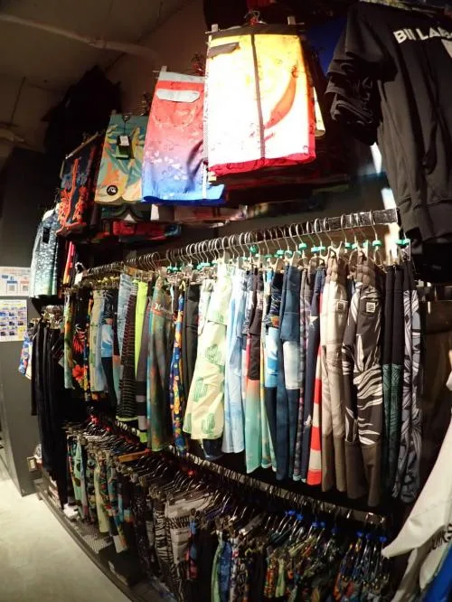 Rayonnage de shorts de bain colorés et variés en magasin