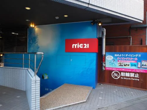 Façade d'un centre de plongée avec enseigne et publicité colorée