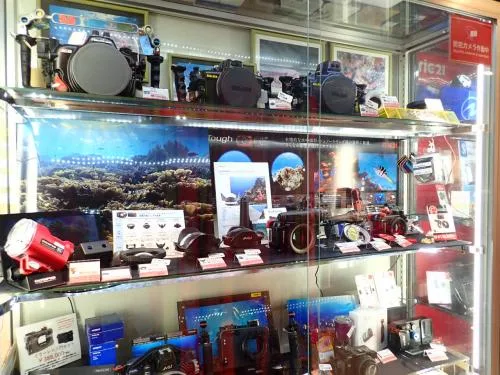 Vitrine d'un magasin avec des boitiers étanches et accessoires