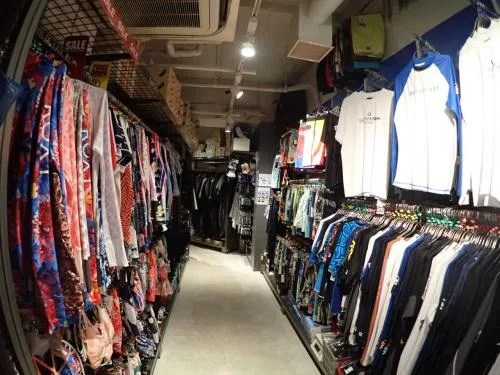 Boutique de plongée avec vêtements, t-shirts et accessoires exposés