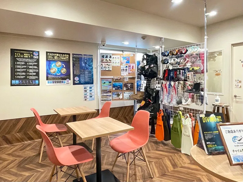 Intérieur d'un centre de plongée avec matériel, tables et affiches