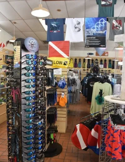 Boutique de plongée avec accessoires, vêtements et équipements visibles