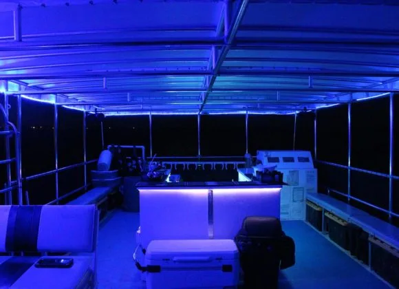 Intérieur d'un bateau de plongée éclairé de lumières bleues la nuit