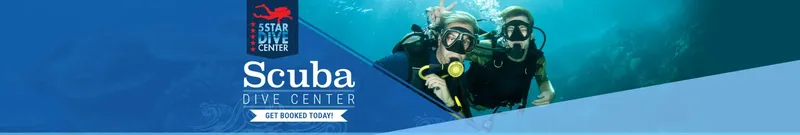 Deux plongeurs avec équipement complet dans une eau turquoise claire