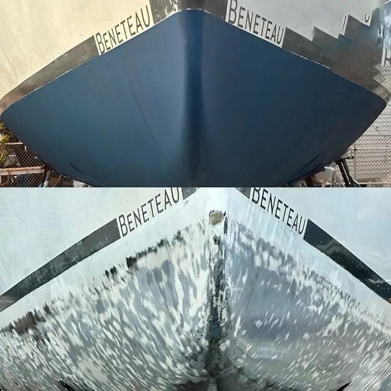 Coque d'un bateau bleu sous l'eau, vue de face, eau trouble