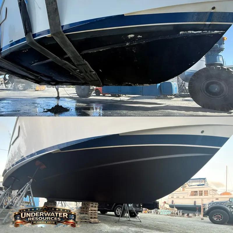 Coque de bateau bleu et blanc sur remorque avec véhicules à proximité
