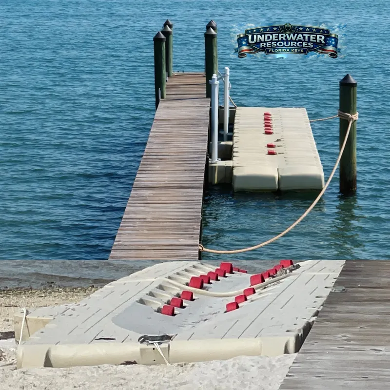 Ponton en bois et flottant menant vers la mer turquoise claire