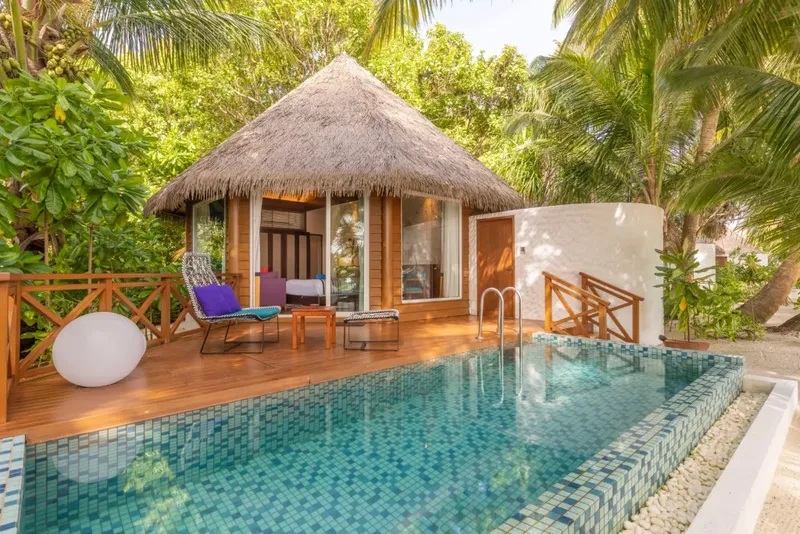 Petite maison de vacances avec piscine privée et végétation tropicale