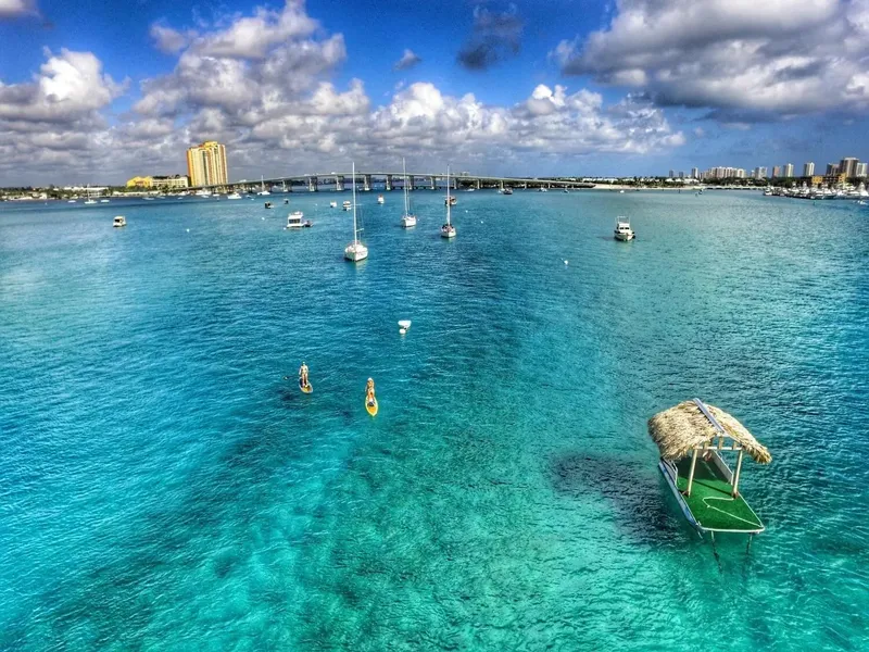Vue aérienne de personnes dans une eau turquoise avec des bateaux