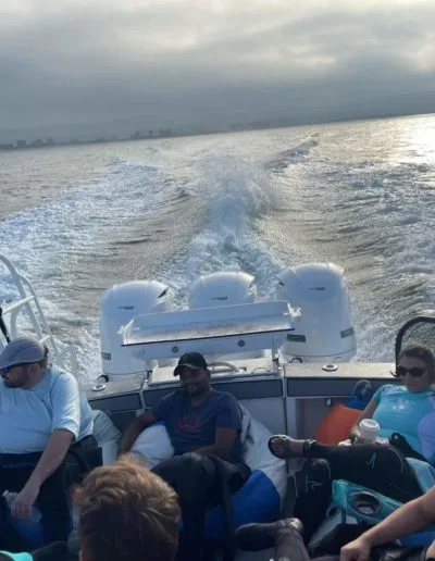 Personnes à bord d'un bateau rapide naviguant sur une mer agitée