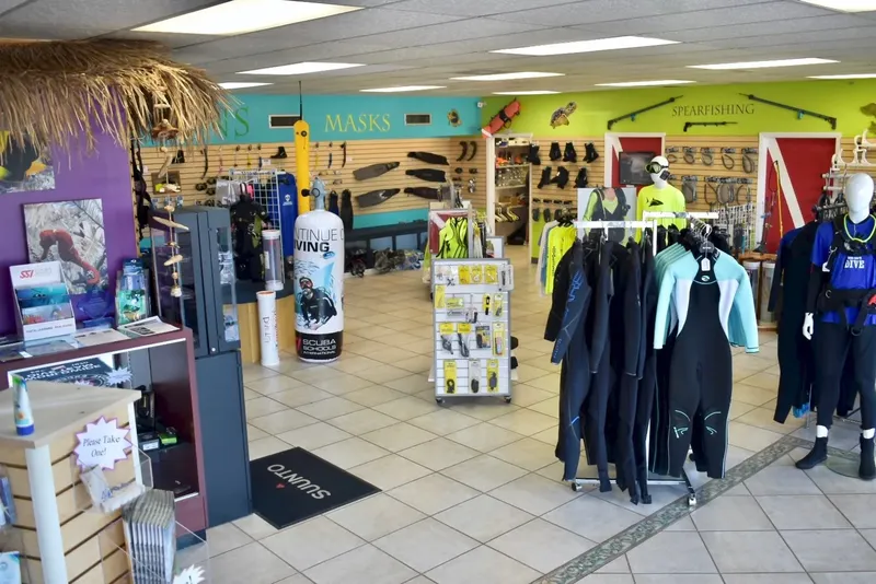 Boutique de plongée avec équipements, combinaisons et accessoires exposés