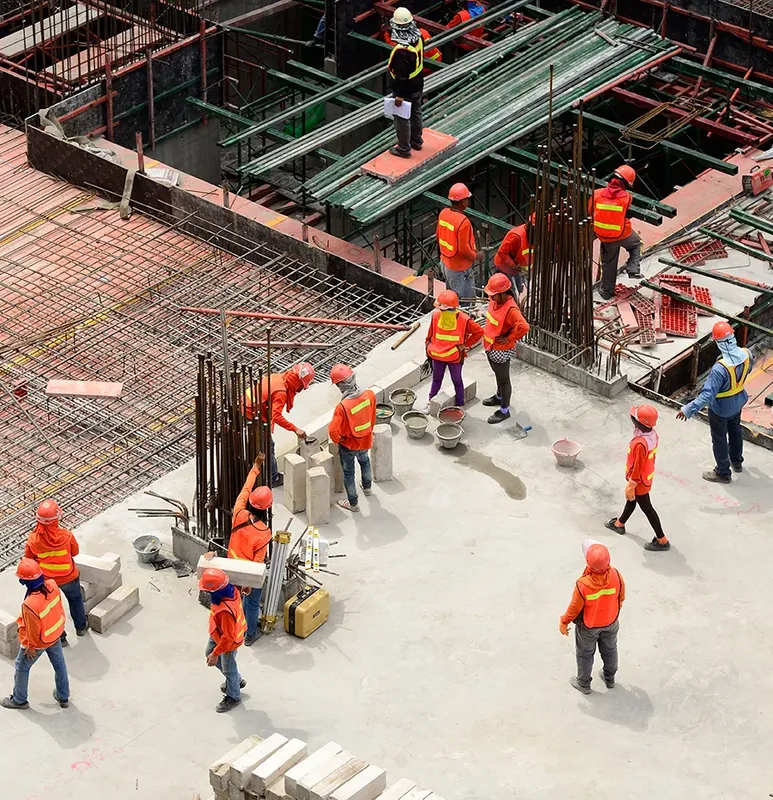 Travailleurs de la construction portant des casques et des gilets de sécurité