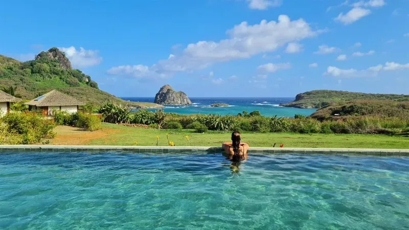 Vue sur la mer et la côte depuis une piscine à débordement