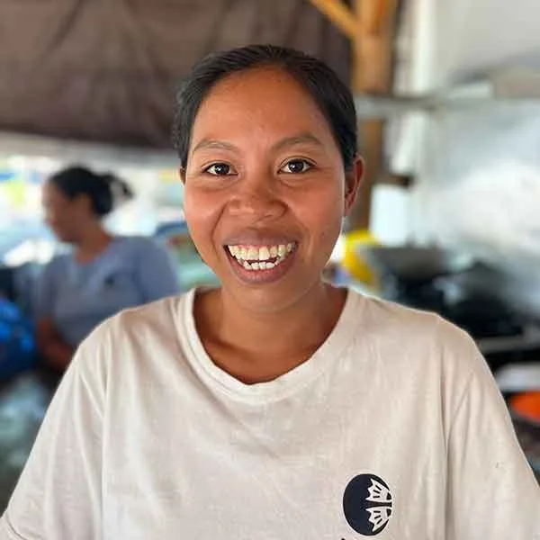 Portrait souriant d'une femme asiatique dans un environnement flou