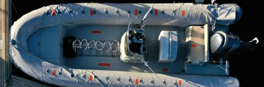 Vue aérienne d'un bateau semi-rigide gris amarré au soleil
