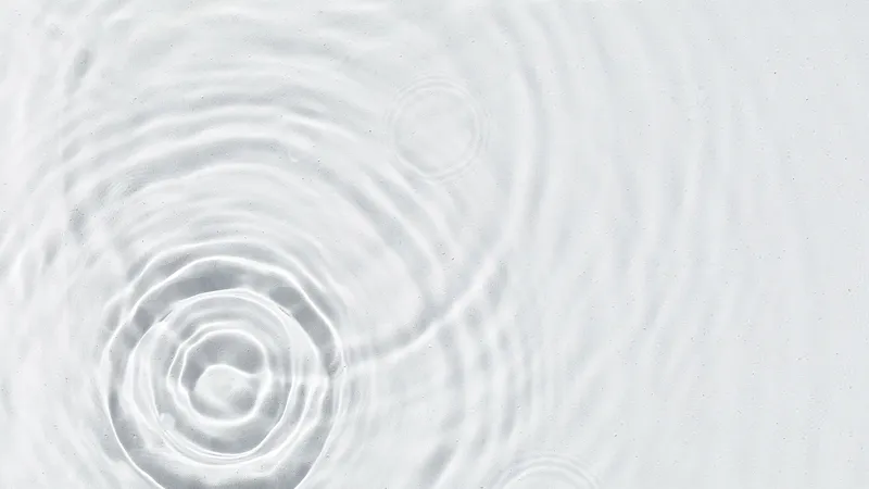 Ondulations à la surface de l'eau, reflets lumineux et motifs circulaires