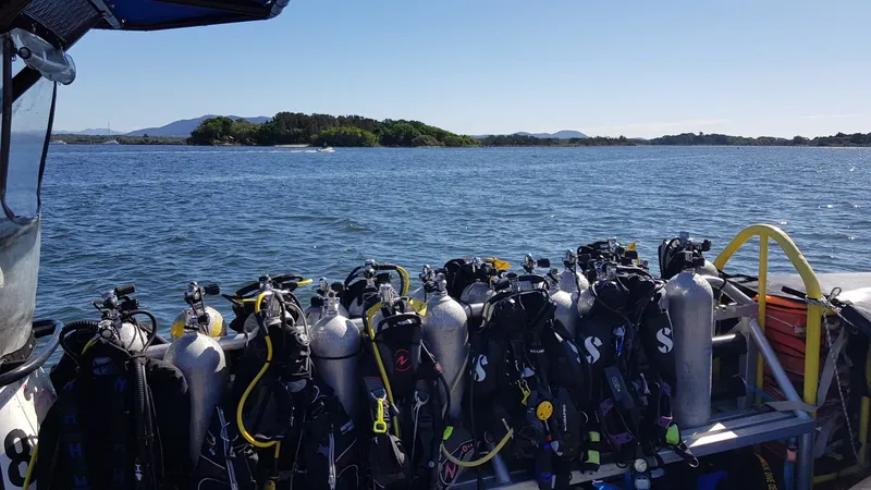 Bouteilles de plongée et détendeurs sur un bateau en mer