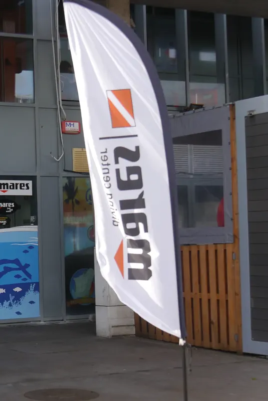 Drapeau publicitaire avec un logo et des chiffres blancs sur fond bleu