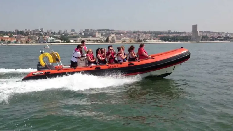 Un groupe de personnes à bord d'un bateau semi-rigide en mer