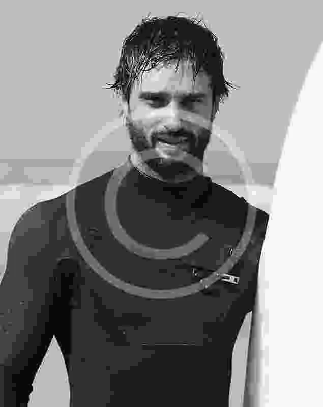 Portrait en noir et blanc d'un homme barbu portant une combinaison