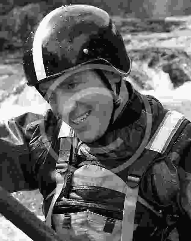 Plongeur souriant portant un casque et une combinaison complète