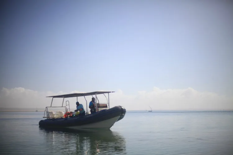 Bateau semi-rigide avec deux personnes naviguant sur une mer calme