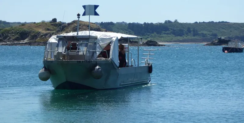 Bateau de plongée navigue sur une mer calme avec des passagers