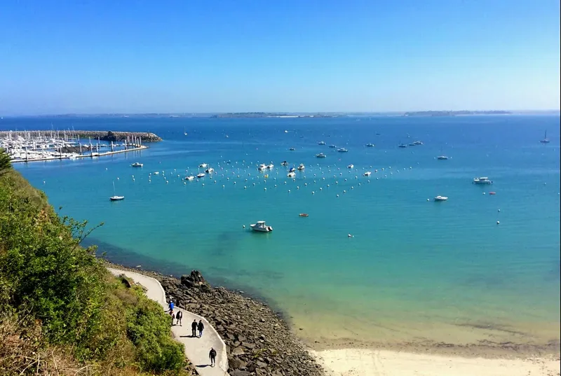 Vue d'une côte avec des bateaux amarrés dans une baie ensoleillée