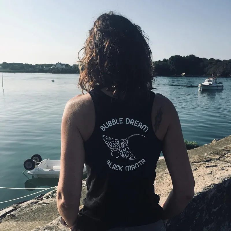 Femme regardant la mer, portant un débardeur avec un motif de raie manta