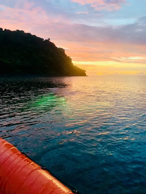 Coucher de soleil sur la mer avec un bateau en premier plan