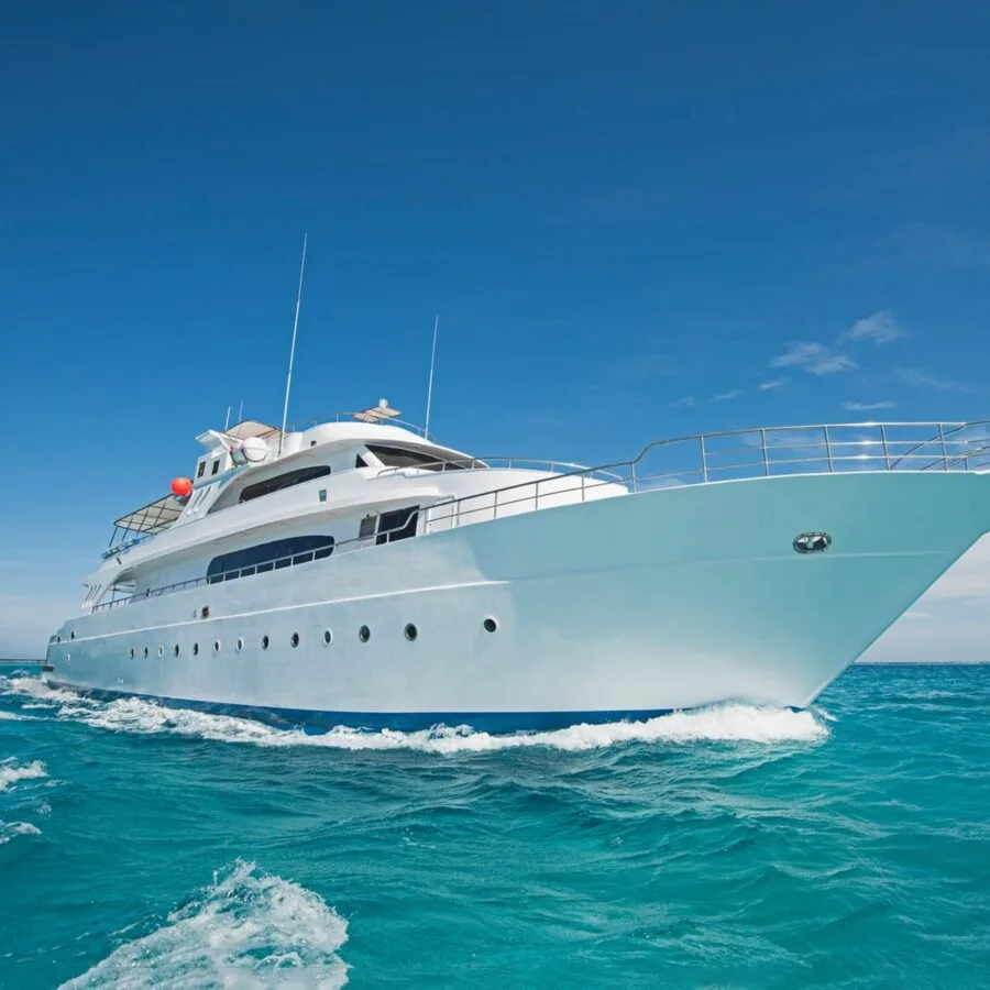 Grand bateau de croisière blanc navigue sur une mer bleue claire