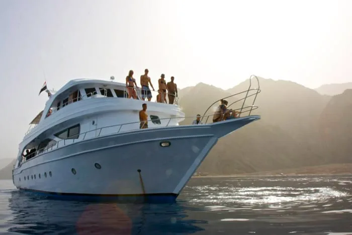 Grand bateau de croisière avec des personnes sur le pont en mer