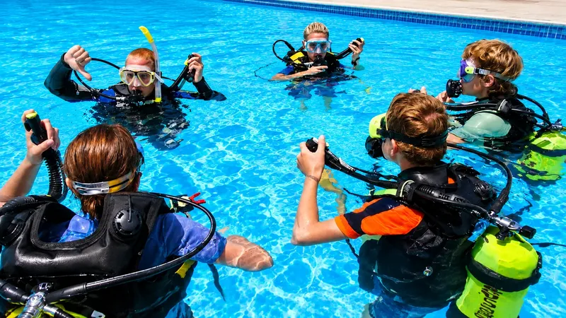 Groupe de personnes en formation de plongée dans une piscine