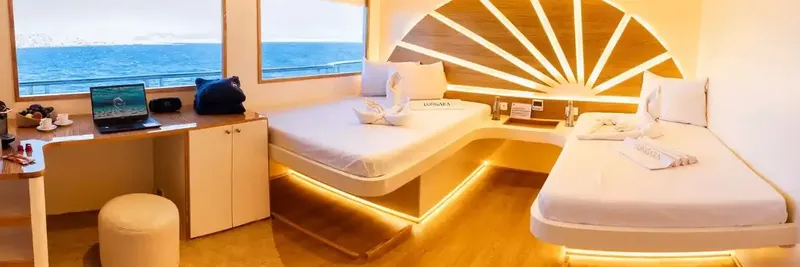Intérieur lumineux d'une cabine de bateau avec lits et bureau