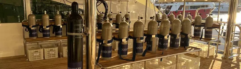 Rangées de bouteilles de plongée sur le pont d'un bateau