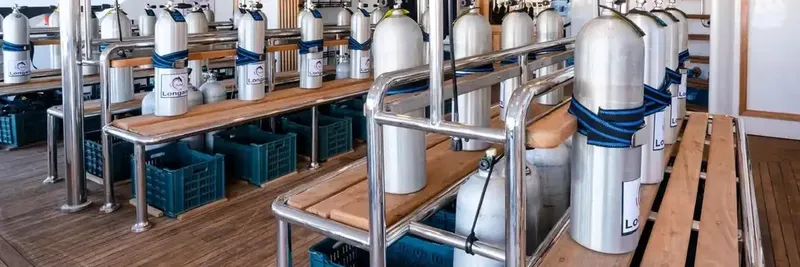 Rangées de bouteilles de plongée en aluminium, prêtes à être utilisées